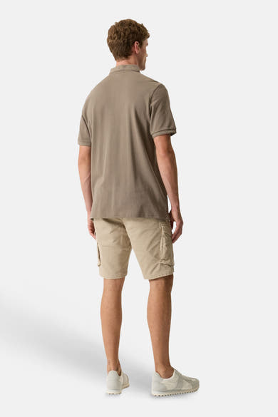 Short beige de GARCIA, porté de dos par un homme, avec des poches cargo et un polo marron.