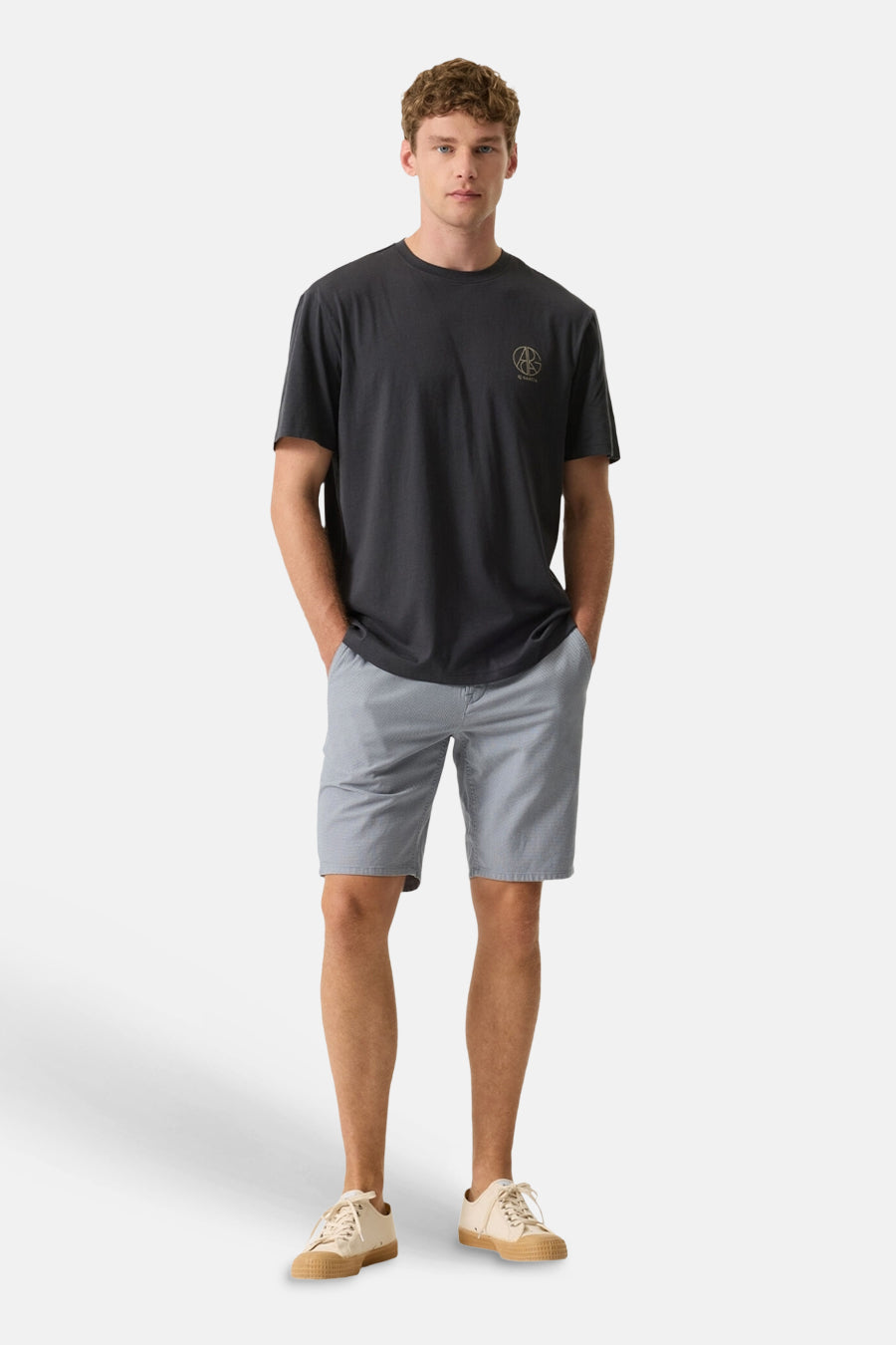 Short bleu de GARCIA avec micro-motif, porté par un homme avec un t-shirt gris foncé et des baskets beiges.