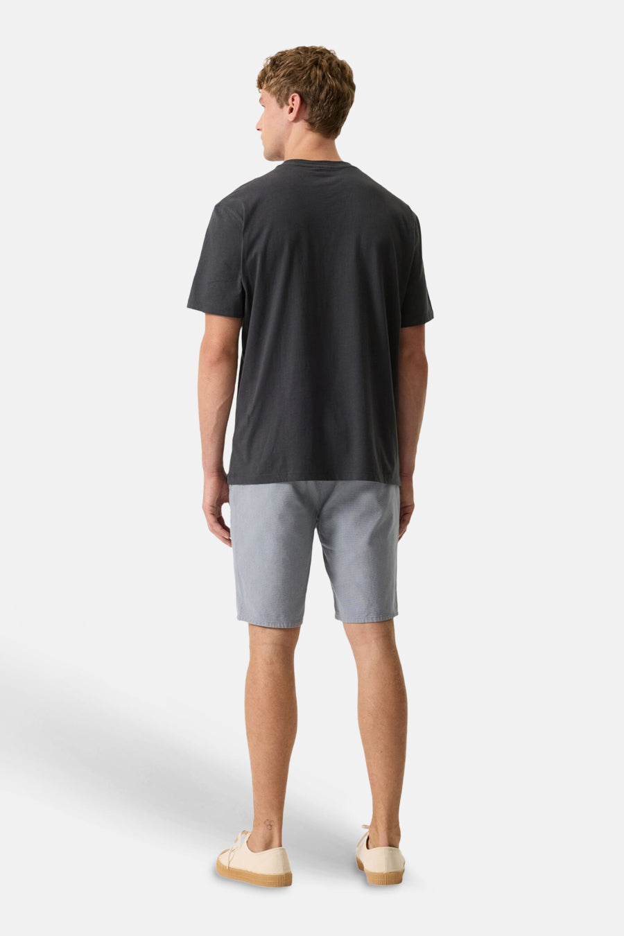 Short bleu de GARCIA, porté de dos par un homme avec un t-shirt gris foncé et des baskets beiges.