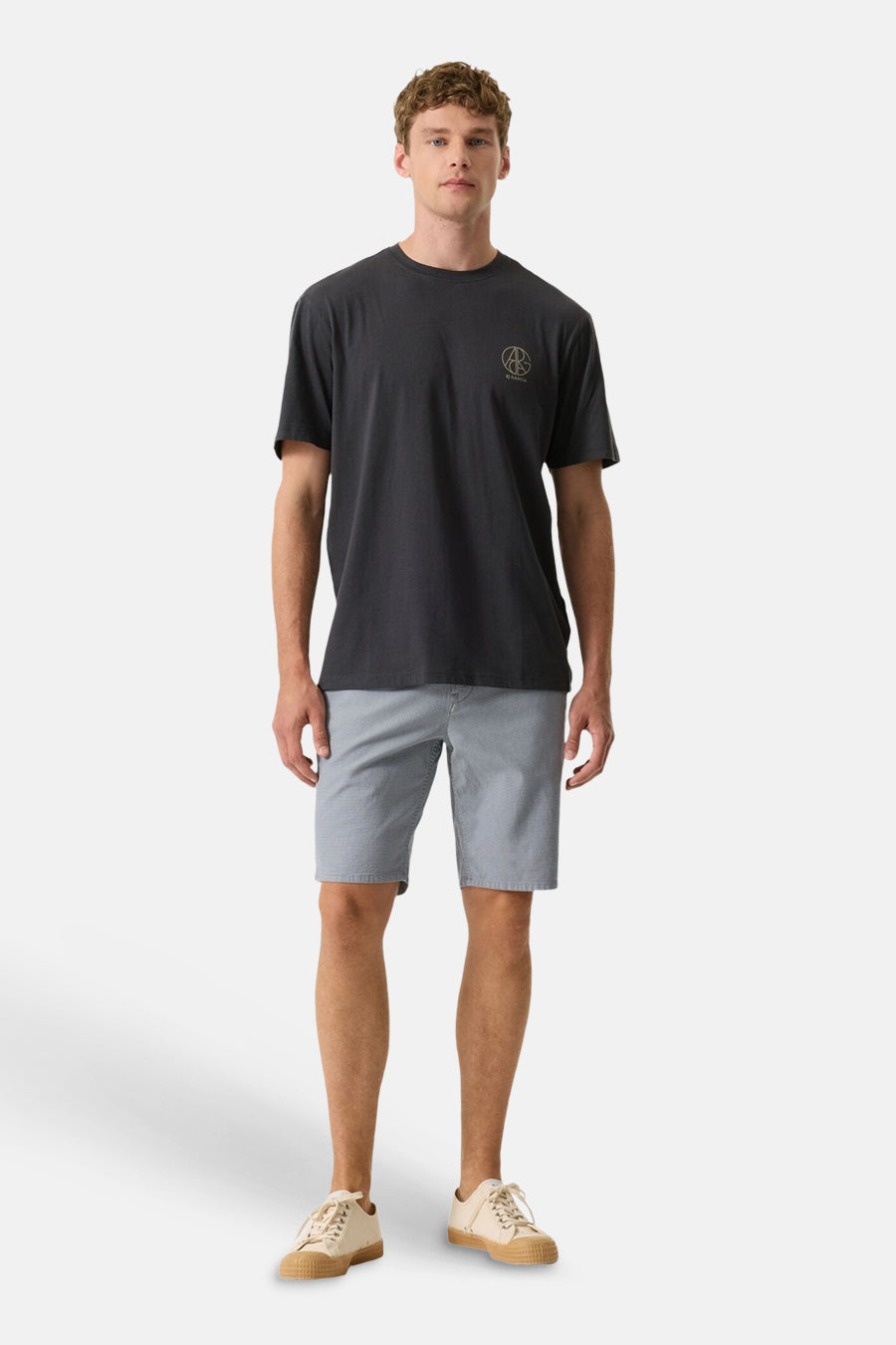 Short bleu de GARCIA à la texture subtile, porté avec un t-shirt gris et des baskets crème.