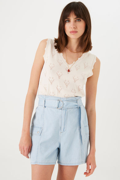 Bermuda en denim bleu clair de GARCIA, avec une ceinture assortie et des poches cargo.