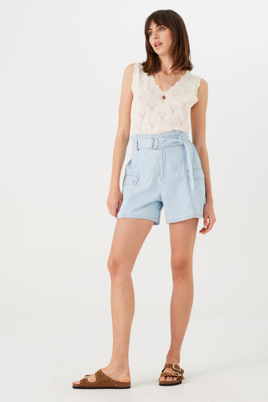 Bermuda en denim bleu clair de GARCIA, avec une ceinture intégrée, porté avec un top écru et des sandales marron.
