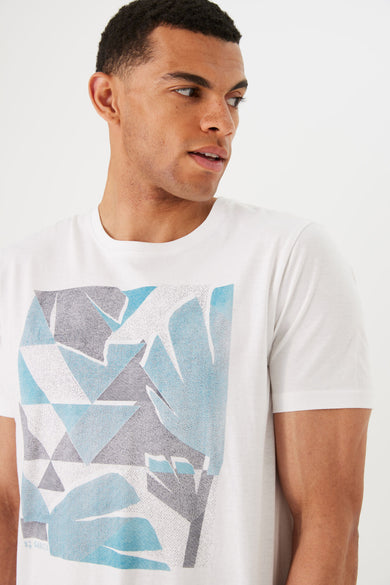 T-shirt blanc à manches courtes de GARCIA, avec motif géométrique bleu et gris.