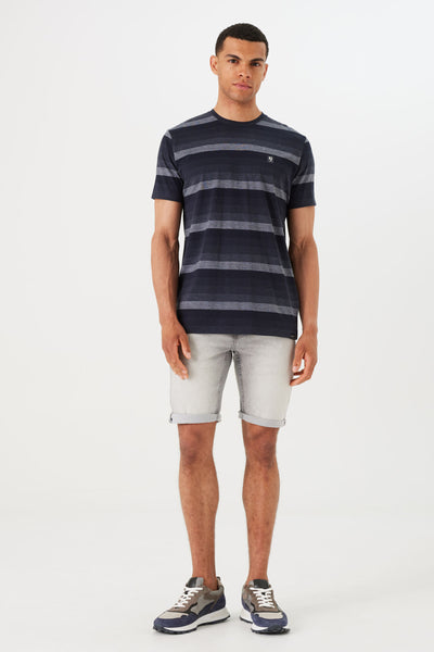 T-shirt à manches courtes bleu de GARCIA, rayures horizontales, porté avec un short gris délavé et des baskets.