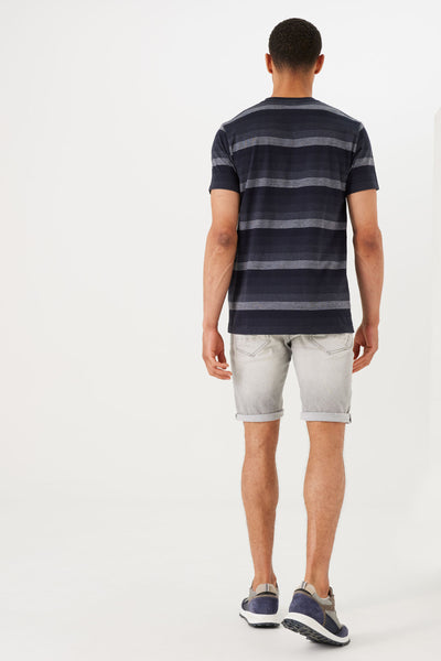 T-shirt bleu à rayures, à manches courtes de GARCIA, porté avec un short en jean gris et des baskets bleues.