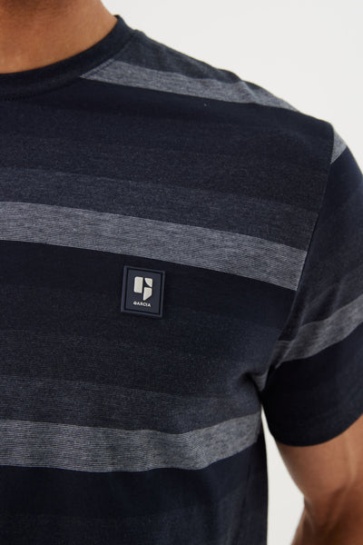Blauwe T-shirt met korte mouwen van GARCIA, horizontale strepen en een vierkant logo op de borst.