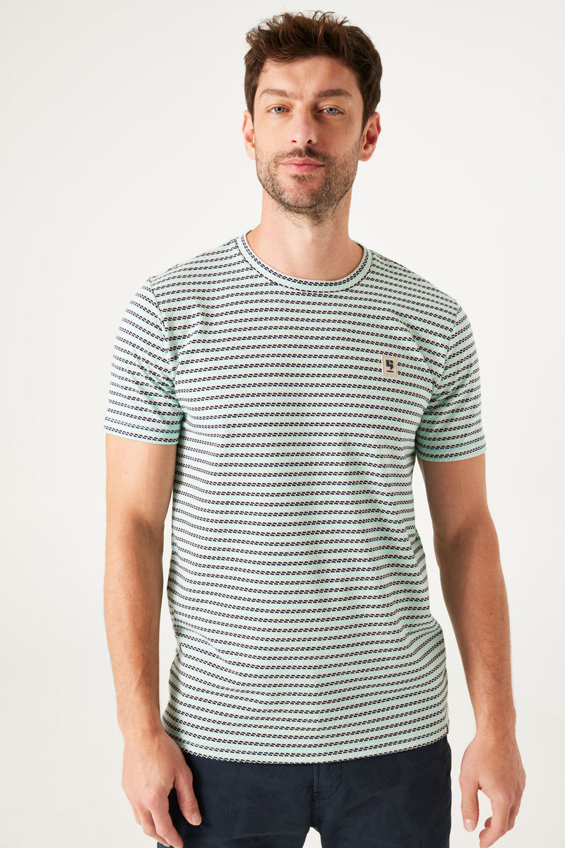 T-shirt blanc à rayures, à manches courtes de GARCIA, porté avec un pantalon bleu marine.
