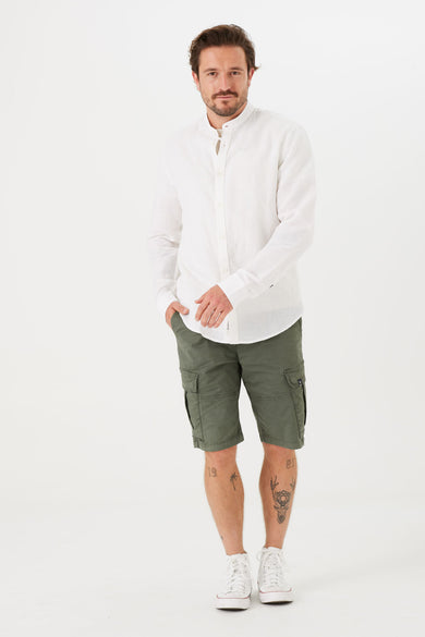 Chemise blanche à manches longues de GARCIA, portée avec un short cargo vert et des baskets blanches.