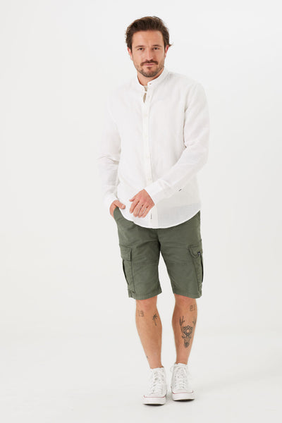 Chemise blanche à manches longues de GARCIA, portée avec un short cargo vert et des baskets blanches.