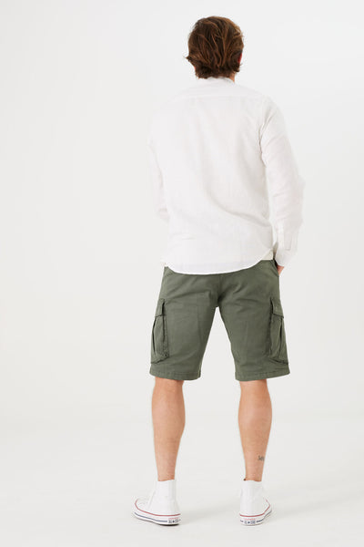Chemise blanche à manches longues de GARCIA, portée avec un short cargo vert olive et des baskets montantes blanches.
