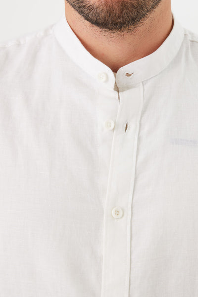 Chemise blanche à manches longues de GARCIA, avec fermeture boutonnée et col mao.