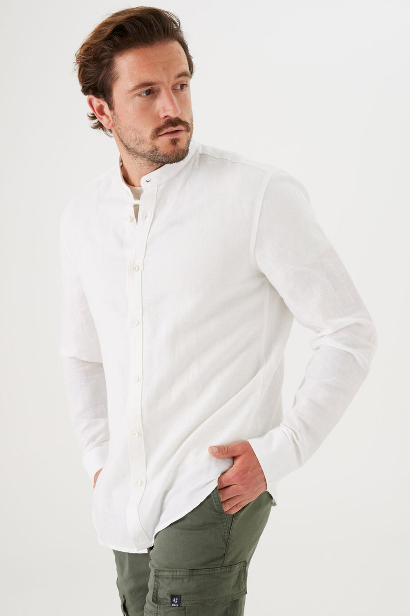 Chemise à manches longues blanche de GARCIA, portée par un homme, avec des poches de pantalon cargo vert visibles.