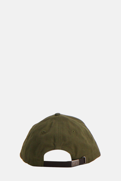 Casquette kaki de PME LEGEND, vue de dos, avec bride de réglage noire et détails métalliques.
