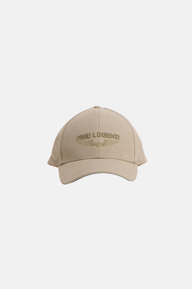 Casquette beige de PME Legend, avec broderie ton sur ton du logo et des ailes sur le devant.