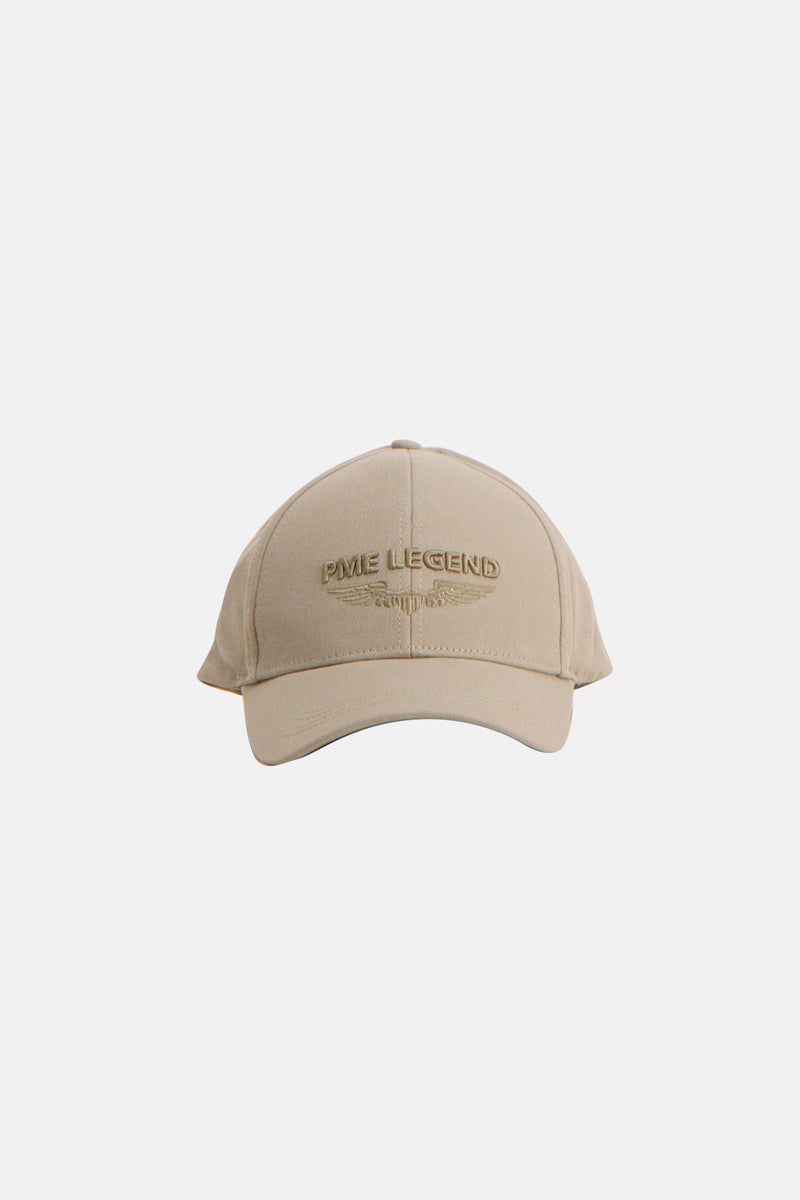 Casquette beige de PME Legend, avec broderie ton sur ton du logo et des ailes sur le devant.