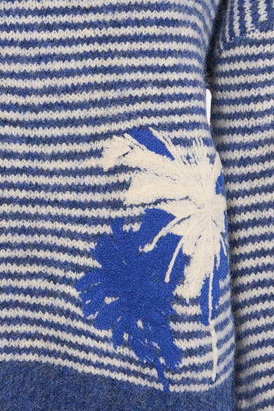 Pull à col rond bleu d'ADORE, à rayures horizontales avec un motif floral blanc et bleu.
