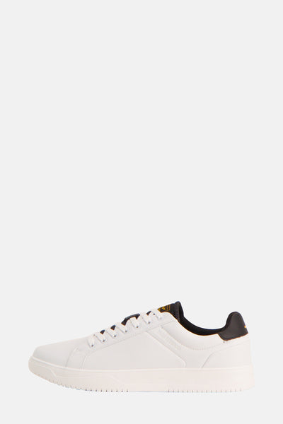 Witte PME Legend sneakers, met zwarte details op de hiel en subtiele tekst op de zool.
