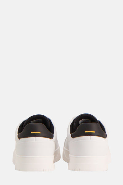 Witte sneakers van PME Legend, met zwarte hielstukken en gele streep, achteraanzicht.