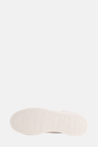 Baskets blanches de PME Legend avec motif géométrique sur la semelle extérieure.