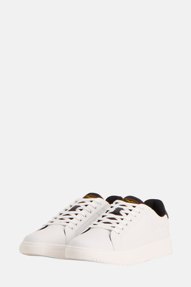 Witte PME Legend sneakers, met witte veters en zwarte details.