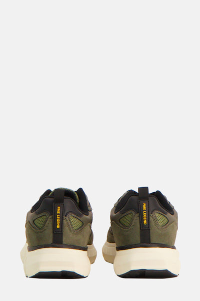Kaki sneakers van PME Legend, met inzetstukken van mesh en een contrasterende dikke zool.