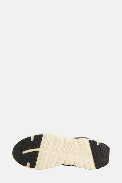 Semelle de baskets kaki de PME Legend avec motifs hexagonaux et détails noirs.