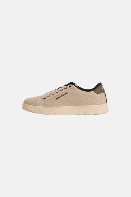 Beige PME LEGEND sneakers van getextureerd canvas, met zijdelingse opdruk, witte veters, een P op de hiel en "AMERICAN CLASSIC" op de zool.