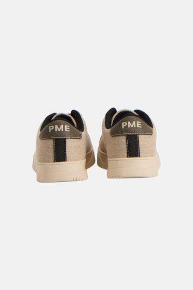 Baskets beige en textile de PME LEGEND, vue arrière avec logo PME sur le talon noir.
