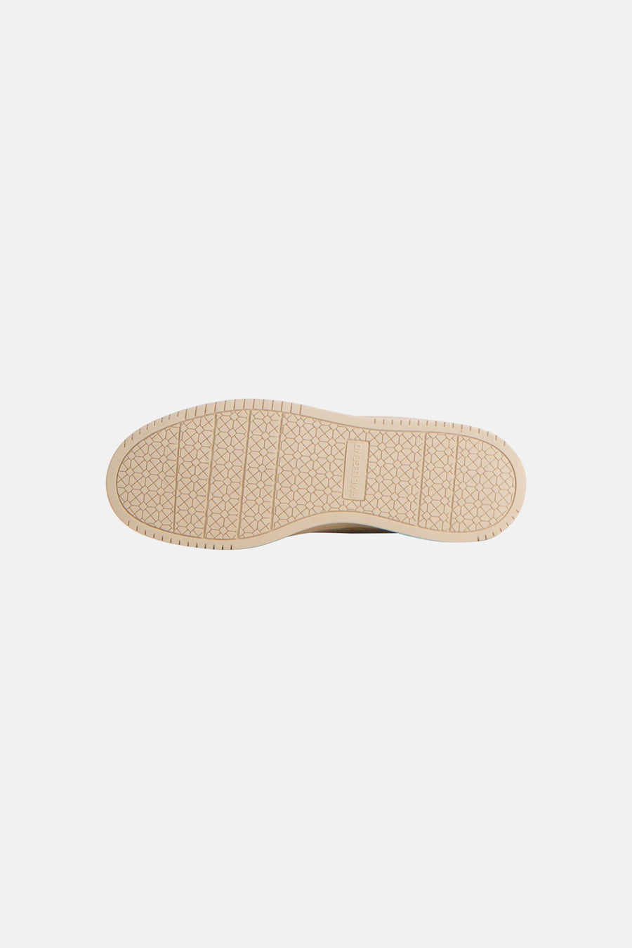 Beige PME LEGEND sneakers, onderaanzicht, met buitenzool met geometrisch patroon en merkopschrift.
