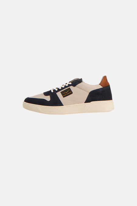 Blauwe PME Legend sneakers met beige inzetstukken en bruine hiel.