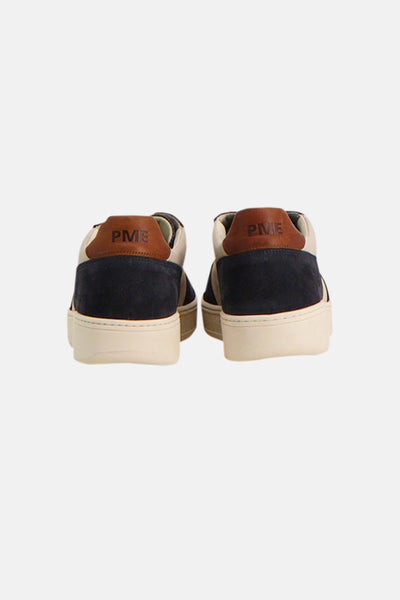 Baskets bleues PME Legend avec empiècement en cuir marron au talon, vue arrière.
