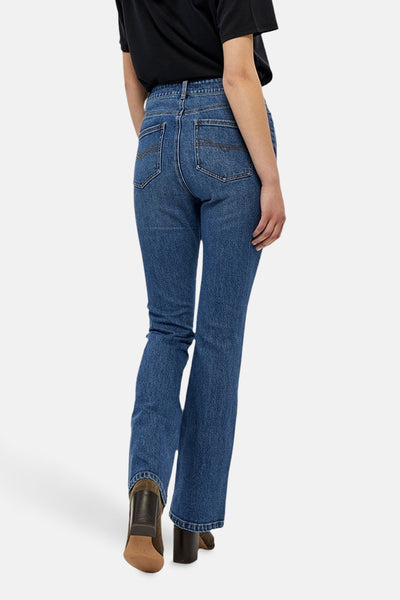 Jean évasé en denim bleu moyen de PEPPERCORN, avec poches arrière décoratives et ourlet bottillon.