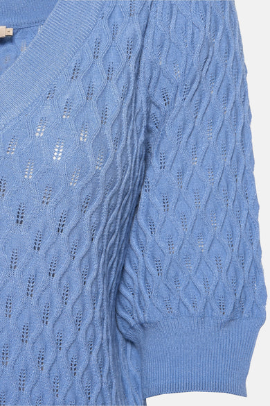 Blauwe V-hals trui van PEPPERCORN met ajourpatroon en korte mouwen.