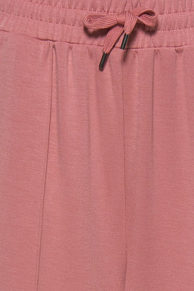 Jogging rose de PEPPERCORN, avec cordon de serrage et texture douce.