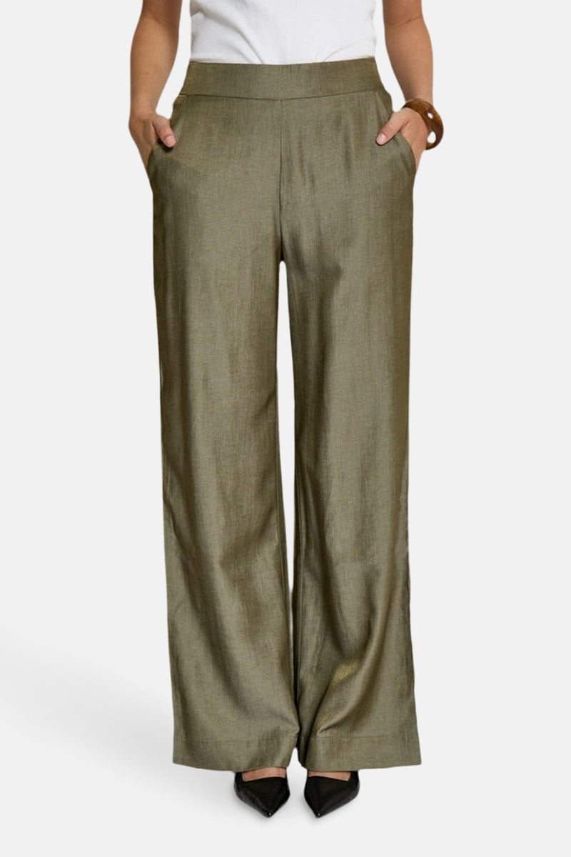 Kaki broek van PEPPERCORN, wijde pasvorm, met zakken, gedragen met een witte top en zwarte schoenen.