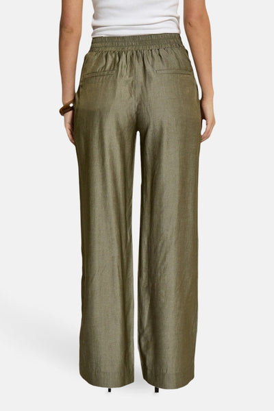 Kaki broek van PEPPERCORN, rechte pasvorm, met elastische tailleband en achterzakken, van achteren gezien.