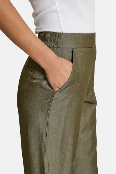 Pantalon kaki par PEPPERCORN, avec taille élastique, poche latérale et coupe ample.