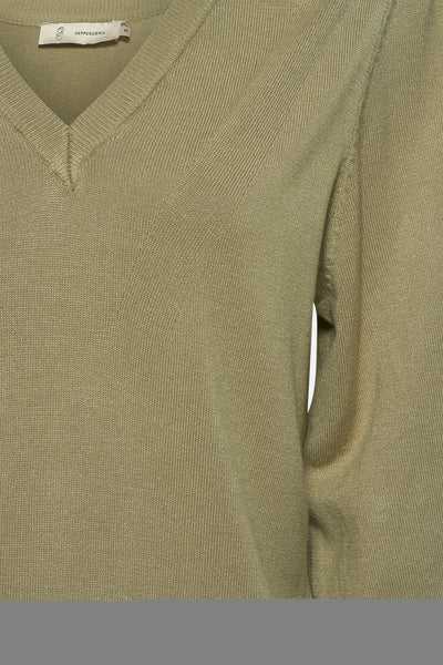 Groene V-hals trui van PEPPERCORN, in fijne breitechniek met een subtiele textuur.