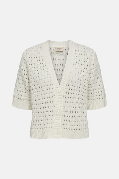 Cardigan beige en maille ajourée de PEPPERCORN, avec encolure en V et manches courtes.
