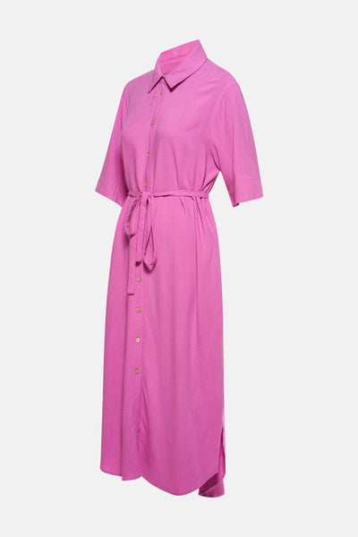 Robe violette à manches courtes de PEPPERCORN, boutonnée sur toute la longueur et nouée à la taille.