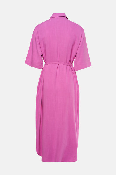 Robe violette à manches courtes de PEPPERCORN, avec une ceinture à la taille et un col classique.