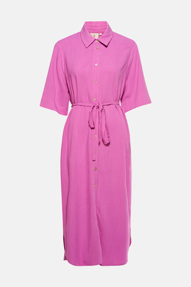 Robe violette à manches courtes de PEPPERCORN, avec ceinture à nouer et fermeture boutonnée sur toute la longueur.