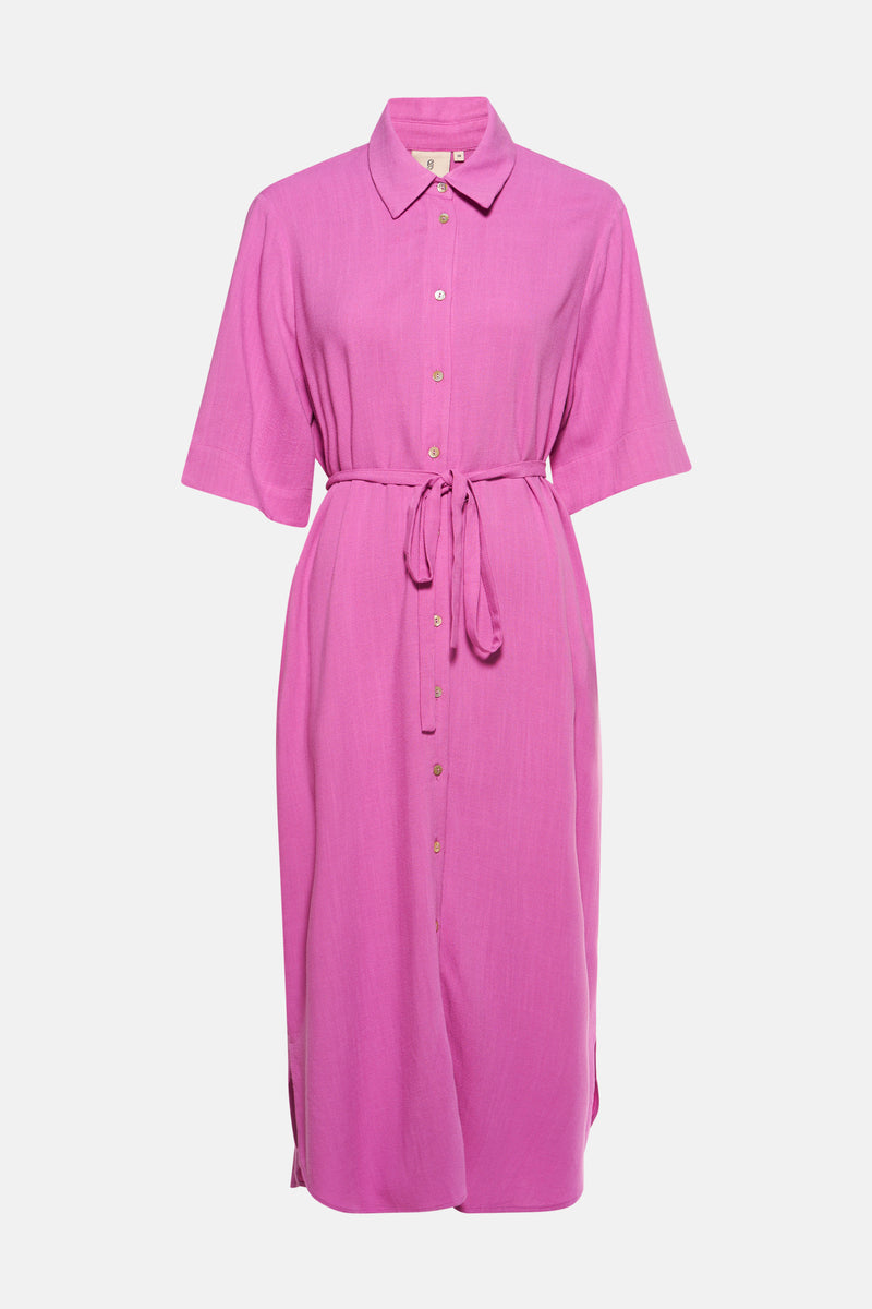 Robe violette à manches courtes de PEPPERCORN, avec ceinture à nouer et fermeture boutonnée sur toute la longueur.