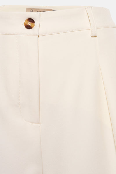 Ecru Bermuda van Peppercorn, knoopdetail en riemlussen.