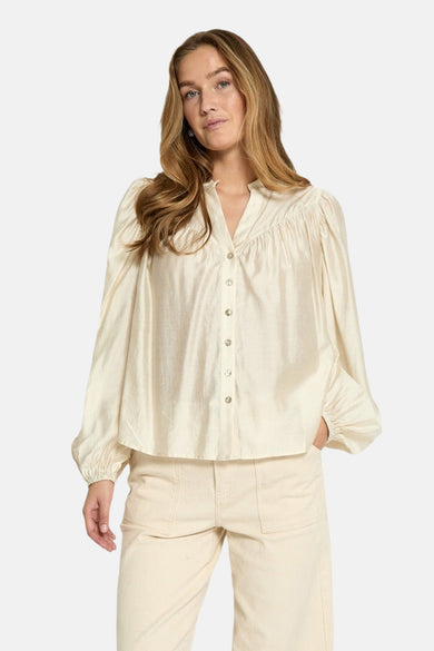 Ecru blouse met lange mouwen van PEPPERCORN, met een getextureerde stof en pofmouwen, van achteren gezien, gedragen met een beige broek.