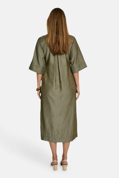 Robe kaki de PEPPERCORN, coupe ample mi-longue, manches trois-quarts, détail plissé dans le dos.