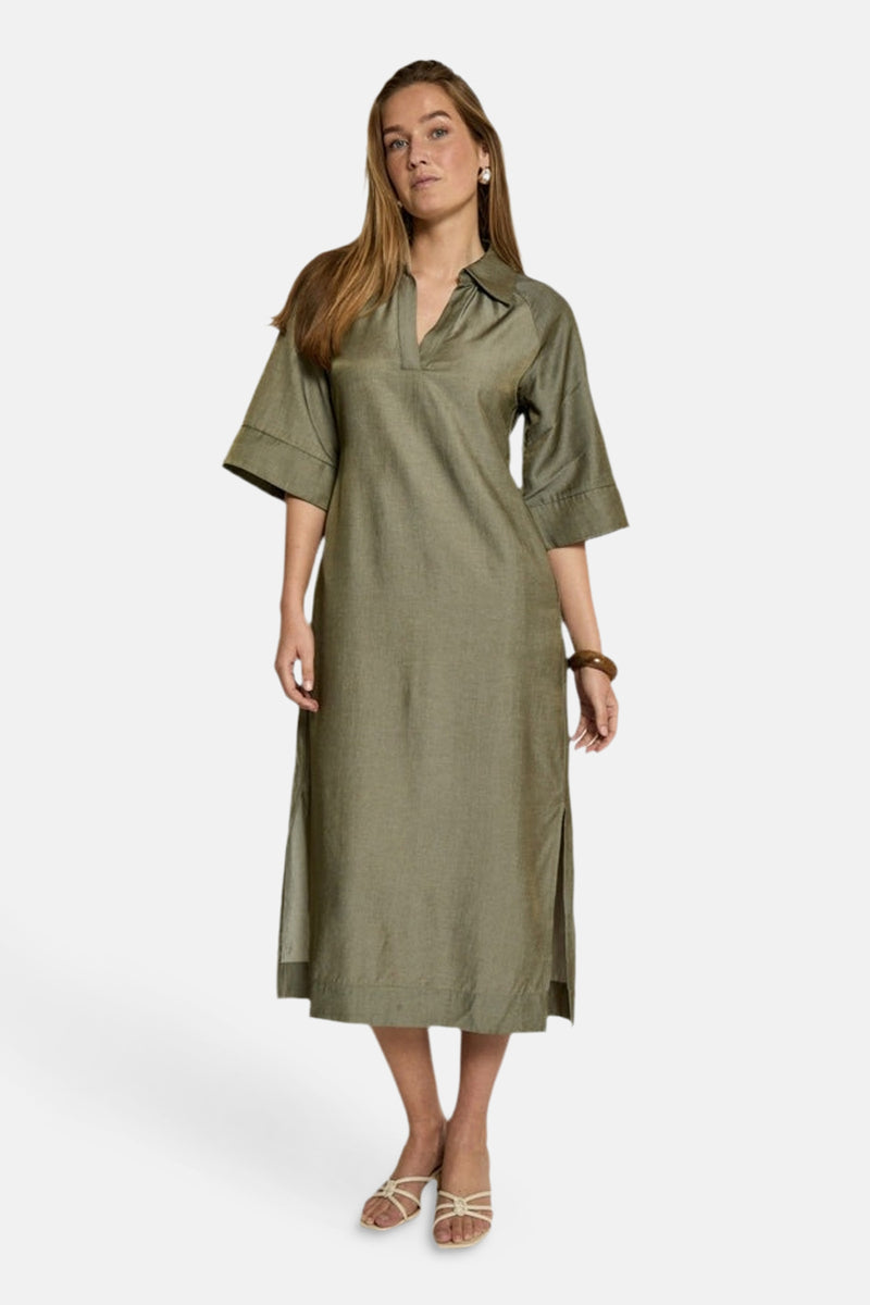 Robe kaki par PEPPERCORN, coupe ample, longueur midi, manches trois-quarts avec revers et fentes latérales.