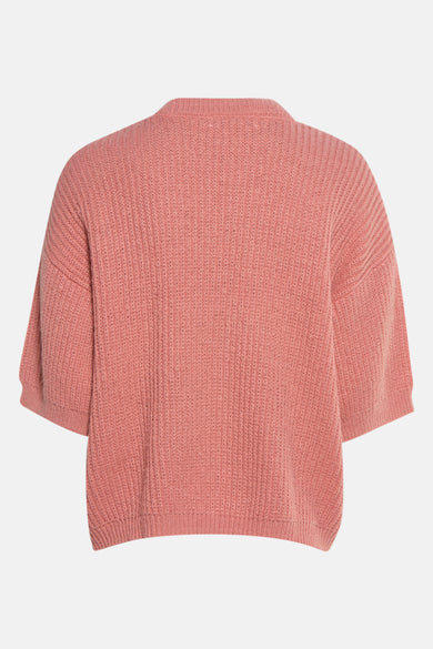 Pull à col rond rose de PEPPERCORN, en maille côtelée avec des manches courtes amples.