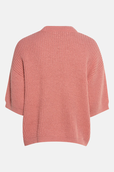 Pull à col rond rose de PEPPERCORN, en maille côtelée avec des manches courtes amples.