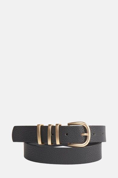 Zwarte PIECES® riem met gouden gesp en korrelige textuur.